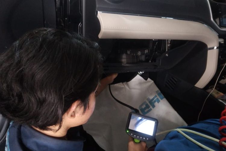 AC mobil, AC Mobil, perawatan AC, Evaporator AC Mobil, bengkel AC mobil, Cara Mudah Cek Kondisi AC Mobil Pakai Endoskopi