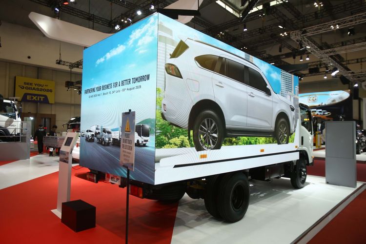 kendaraan niaga, Isuzu ELF NMR, layar LED, GIIAS 2025, Isuzu ELF NMR: Kendaraan Niaga dengan Layar LED
