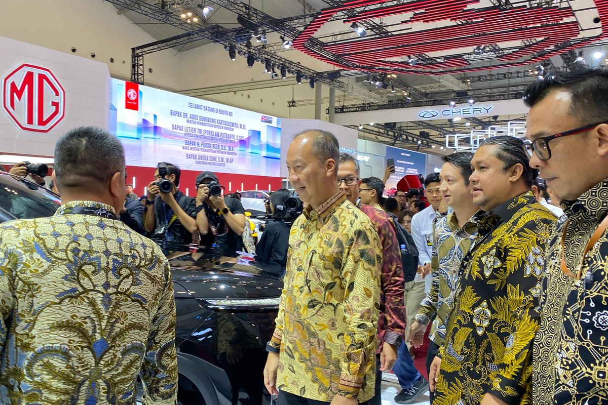 Mampir ke Booth Wuling, Menperin Penasaran dengan Cortez Darion