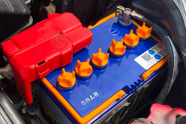 Aki Mobil, voltase, starter mobil, cold cranking ampere, CCA Aki Mobil: Pengaruhnya pada Starter Mesin dan Usia Pakai
