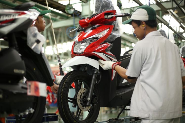 kendaraan elektrifikasi, penjualan otomotif, Astra International, kinerja roda dua dan roda empat, Penjualan Otomotif Grup Astra Melambat, Hybrid Jadi Andalan Baru