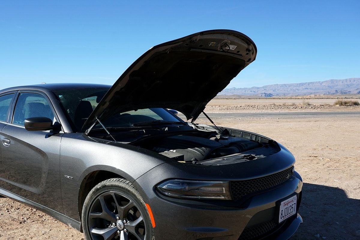 Perlukah Buka Kap Mobil untuk Mendinginkan Mesin?