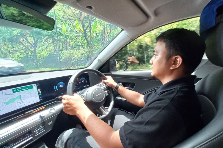 sony susmana, menyalip truk, keselamatan berkendara, strategi menyalip, Strategi Aman Menyalip Truk di Jalan Raya