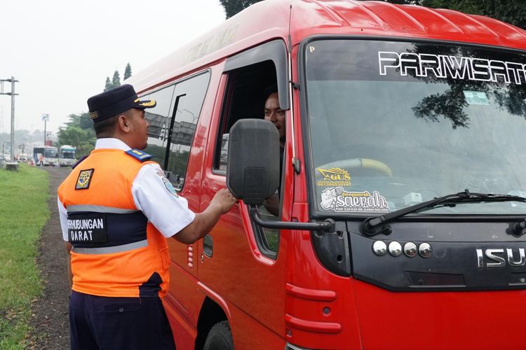 Jagorawi, libur panjang, pelanggaran, layak, Libur Panjang, Kemenhub Temukan 13 Bus Tak Laik Jalan di Tol Jagorawi