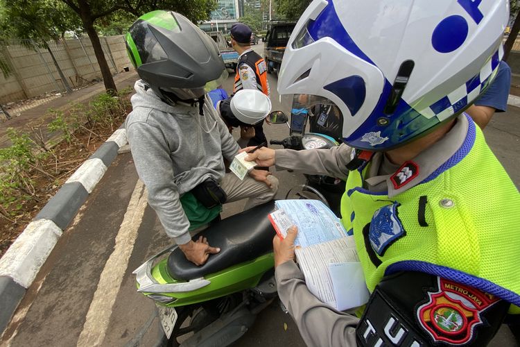 pelat nomor, TNKB, aturan pelat nomor, pelat nomor kendaraan, tutupi pelat nomor demi hindari tilang etle, Ramai Pengendara Tutupi Pelat Nomor karena ETLE, Catat Aturannya