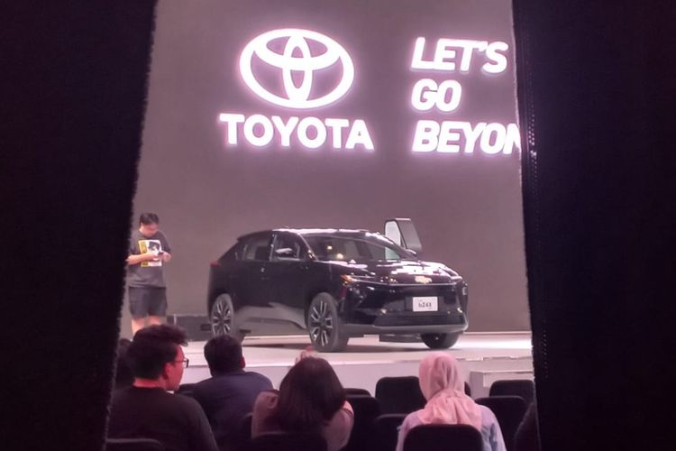 Toyota, mobil listrik, Gaikindo Indonesia International Auto Show, GIIAS, bZ4X, facelift, GIIAS 2025, pameran otomotif, Toyota bZ4X Facelift Bakal Mejeng di GIIAS 2025