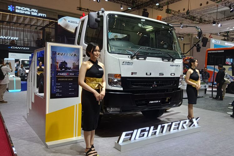 Mitsubishi Fuso, GIIAS 2025, Mitsubishi fuso, Mitsubishi, truk EV mobile charger Fuso, Fighter X FM65 Tractor, Inovasi Fuso di GIIAS 2025, EV Mobile Charger dan Fighter X Baru
