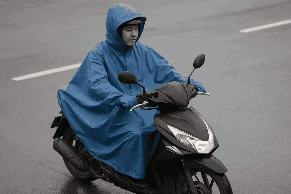 Ini Alasan Kenapa Jas Hujan Ponco Bahaya