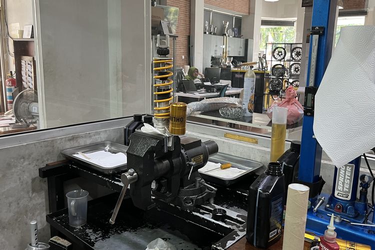 motor performa tinggi, suspensi tabung, Suspensi tabung, teknologi suspensi, Anggi Öhlins Indonesia, Mengapa Suspensi Tabung Lebih Baik dari Suspensi Biasa?