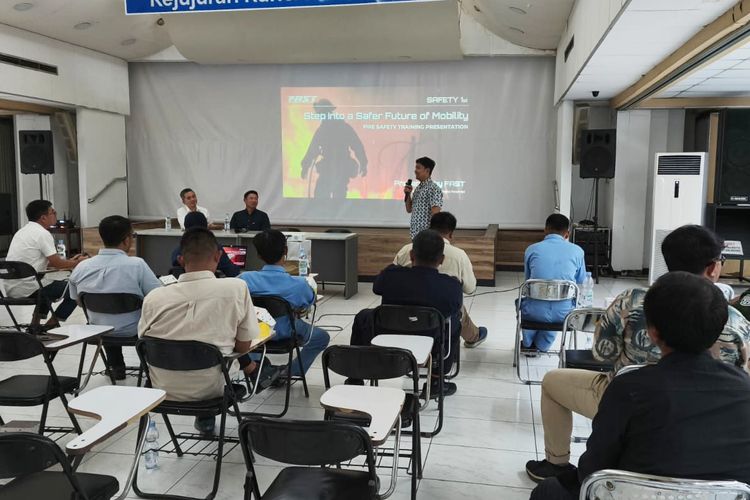 mobil listrik, kebakaran, taksi listrik, BlueBird, FAST, baterai lithium-ion, Bluebird dan FAST Latih Mitra Tangani Kebakaran Baterai Taksi Listrik