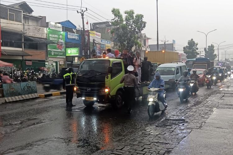demo, DPR RI, rekayasa lalu lintas, kendaraan bermotor, jalur alternatif, demo  mahasiswa ricuh di DPR, Massa Demo di DPR Masuk Jalan Tol Dalkot, Simak Jalur Alternatifnya