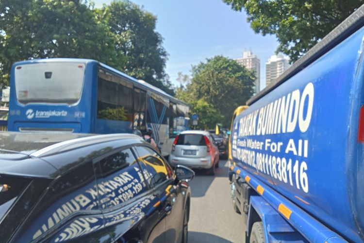 demo, transjakarta, Pengalihan Rute, Transjakarta Alihkan Sejumlah Rute Imbas Demo Buruh di DPR/MPR