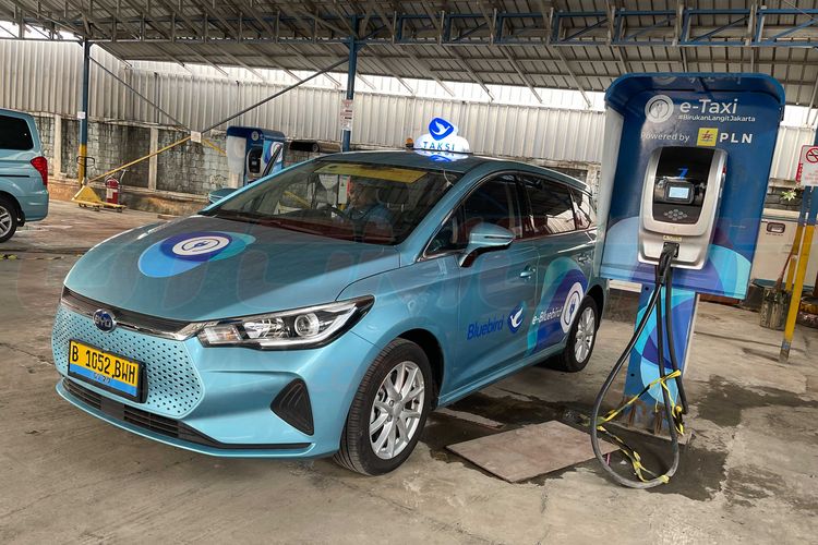 bluebird, taksi terpercaya, sejarah Bluebird, evolusi armada, Evolusi Taksi Bluebird: Dari Holden Torana Hingga BYD Listrik