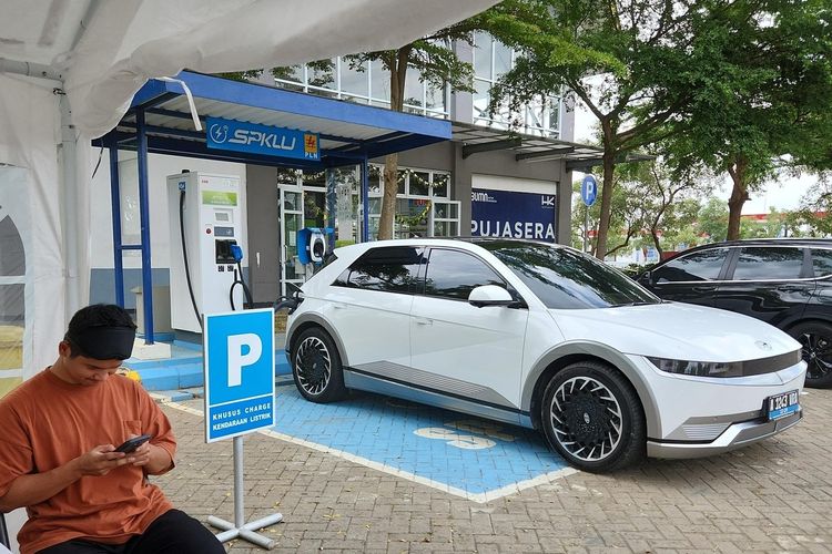 otomotif, kendaraan listrik, Charging Station, SPKLU, Percepat Adopsi Kendaraan Listrik, PLN Targetkan 5.000 SPKLU di 2025