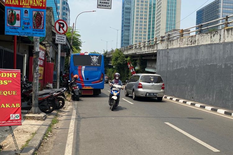 pengendara motor, Pengendara motor, kecelakaan, lawan arah, aturan berkendara, Motor lawan arah, Video Pengendara Motor Lawan Arah di Bogor, Berujung Tabrak Fortuner