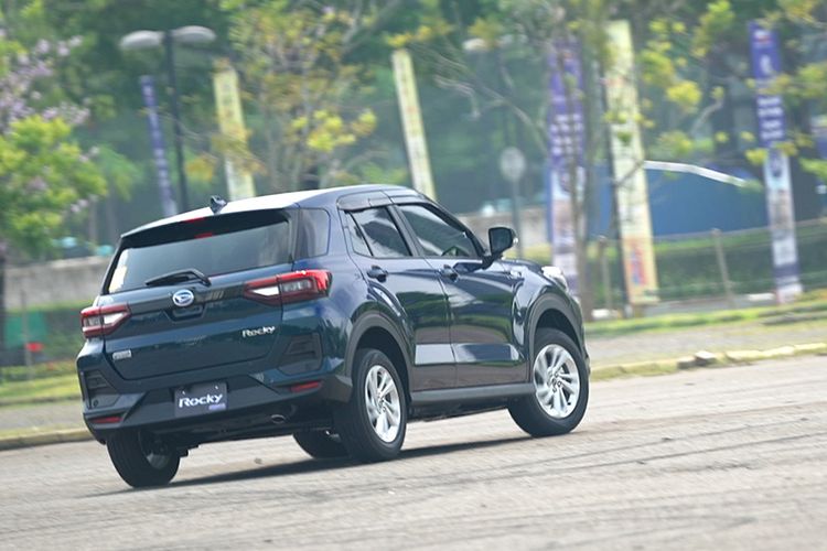 baterai, hybrid, interior, Daihatsu, mesin, bahan bakar, Tenaga, ramah lingkungan, Rocky Hybrid, Perdana Jajal Daihatsu Rocky Hybrid, Galak di Putaran Bawah