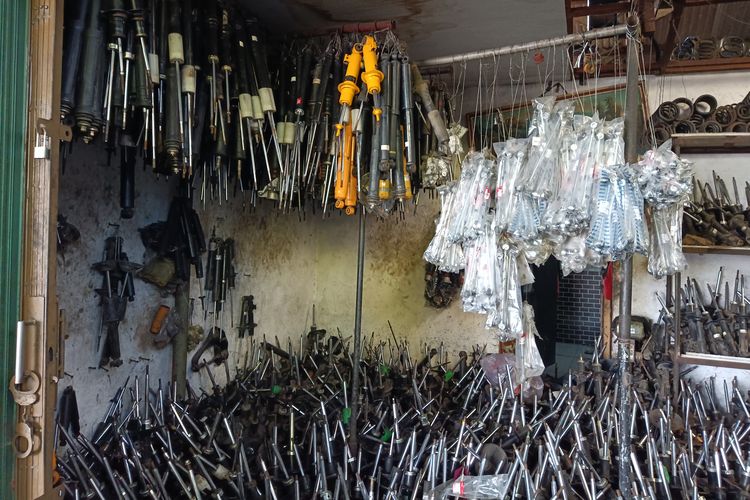 keselamatan berkendara, Sokbreker mobil, periksa sokbreker, kenali kerusakan, Ciri-Ciri Sokbreker Mobil Bermasalah yang Harus Diketahui