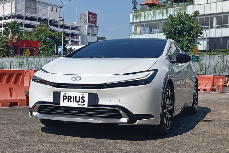 Toyota, mobil, Prius, Toyota Prius, PHEV, Toyota Kembangkan Prius PHEV Bisa Minum Etanol