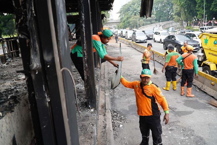 transjakarta, angkutan umum, Halte transjakarta, bus transjakarta, halte bus transjakarta, Layanan Bus Transjakarta Diklaim Berangsur Normal