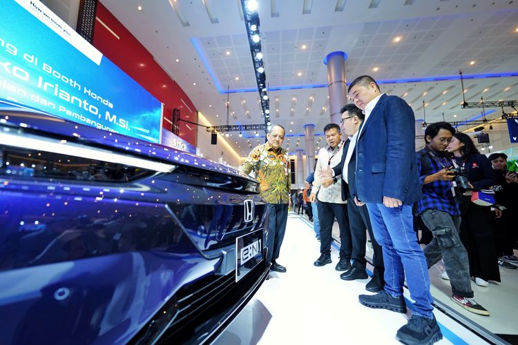 Honda, Civic hybrid, CR-V hybrid, mobil listrik, e:N1, IIMS Surabaya, kendaraan elektrifikasi, pameran otomotif, CR-V Hybrid, IIMS Surabaya 2025: Honda Civic Hybrid Pertama Kali Hadir ke Publik