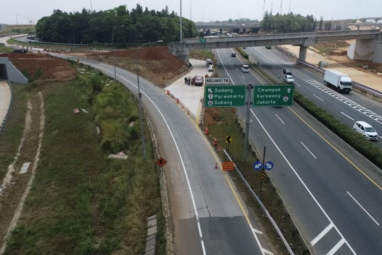 kecelakaan, Tol Cipularang, bahu jalan tol, tabrakan maut, kecelakaan tol, Honda Jazz Tabrak Truk Wing Box di Cipularang: Ingat Lagi Bahaya Bahu Jalan Tol