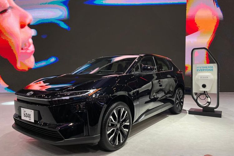 Agus Gumiwang, GIIAS 2025, mobil listrik, Toyota bZ4X, agus gumiwang, Agus Gumiwang Datangi Toyota bZ4X, TKDN Tembus 40 Persen