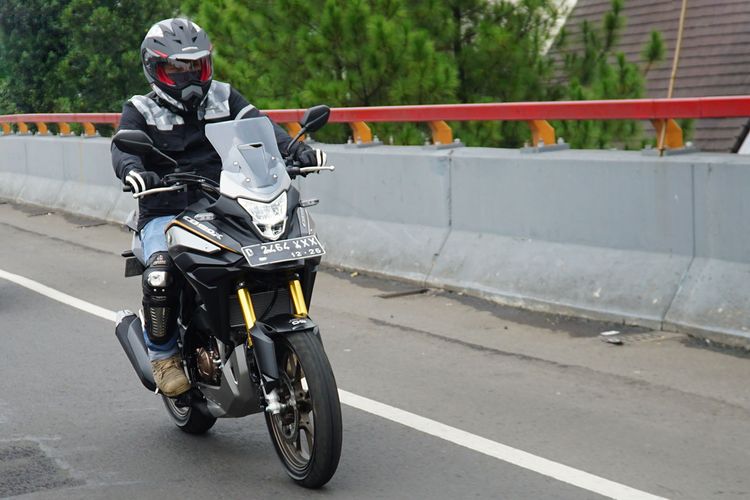 benang layangan, keselamatan berkendara, Kecelakaan motor, Aldo Giovanni Andrean, Benang Layangan di Flyover Cakung Mengancam Leher Pengendara Motor