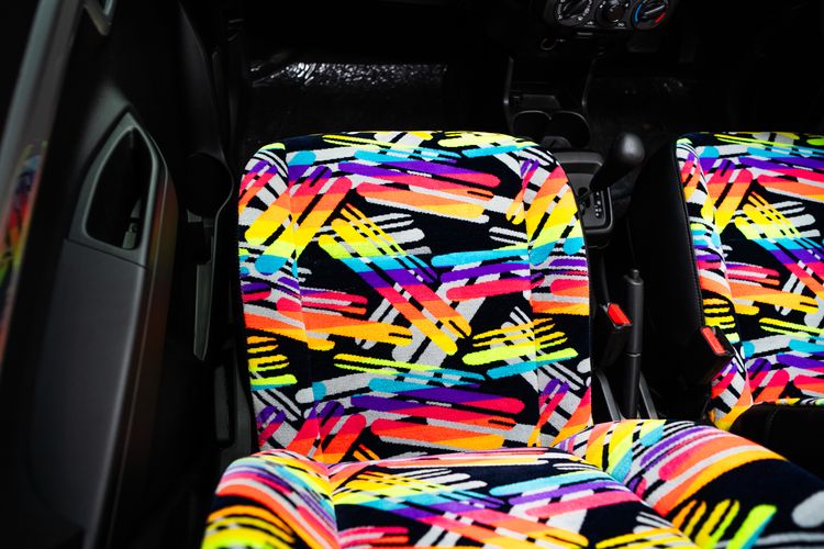 Jok fabric, modifikasi interior mobil, sentuhan tartan, bahan bus, Tampilan Vintage: Tren Jok Fabric di Dunia Otomotif 2025