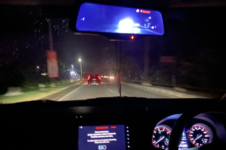 lampu mobil, berkendara malam hari, tips mengemudi malam hari, cara mengatasi mata silau saat berkendara, Cara Aman Menghadapi Silau Lampu Mobil Saat Berkendara Malam Hari