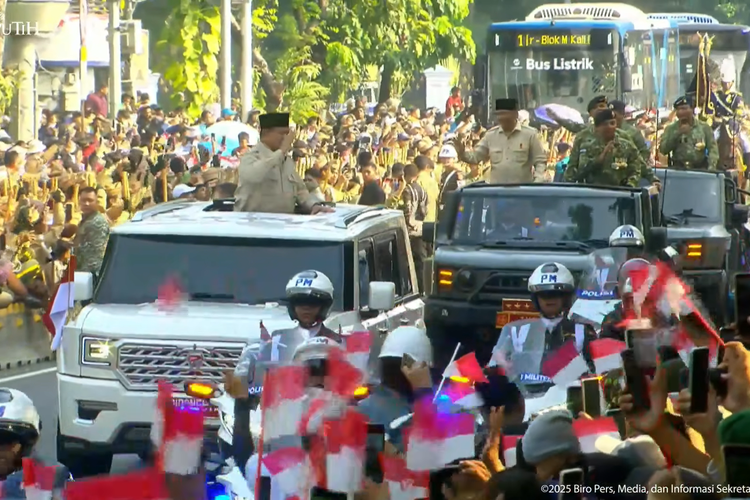 Prabowo, maung, HUT TNI, presiden prabowo subianto, Maung Garuda Limousine, hut ke-80 tni di monas, Prabowo Sapa Warga dari Atas Maung Garuda di HUT ke-80 TNI