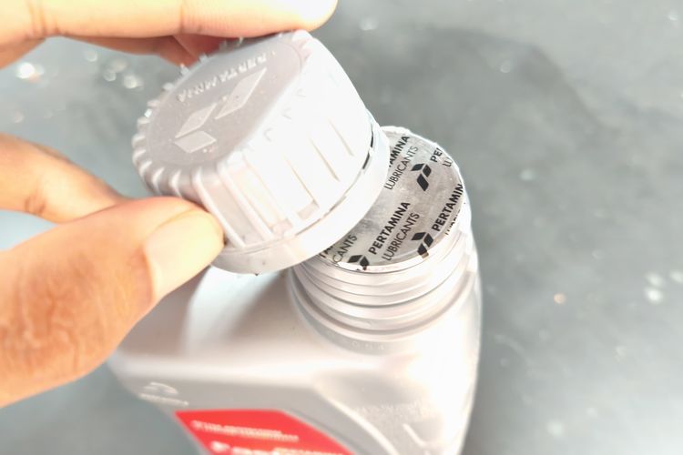 segel oli masuk mesin, solusi segel oli masuk mesin, Segel kemasan oli, Waspada, Potongan Segel Oli Masuk Mesin Bisa Merusak Komponen