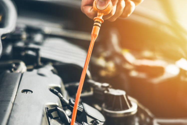 pengecekan, volume, pelumas, oli mesin, dipstick, warna, cek oli mobil, Tak Perlu ke Bengkel, Begini Cara Mudah Cek Oli Mobil Sendiri