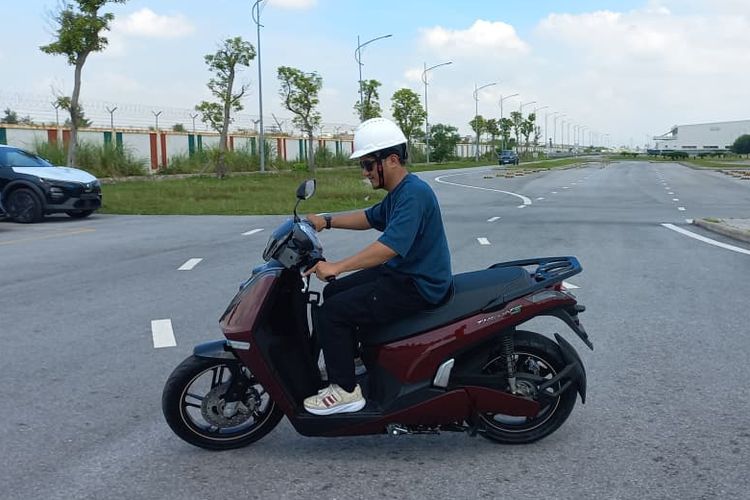 motor listrik, Populer Otomotif, artikel terpopuler, etanol, VinFast, Diskon Skutik Honda, toyota innova 2012, Theon S, Etanol di BBM, Uji Coba VinFast Theon S