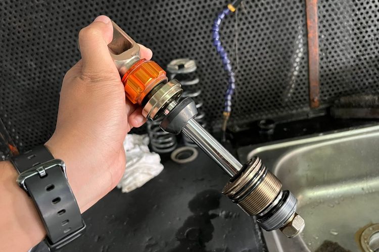 Rivki Gunawan, sokbreker subtank, Modifikasi motor, kenyamanan berkendara, Modifikasi Motor: Sokbreker Subtank Atas vs Bawah, Mana Pilihanmu?