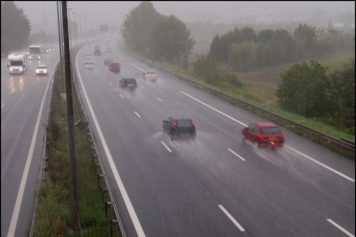 Ingat Aquaplaning: Bahaya yang Mengintai Saat Hujan