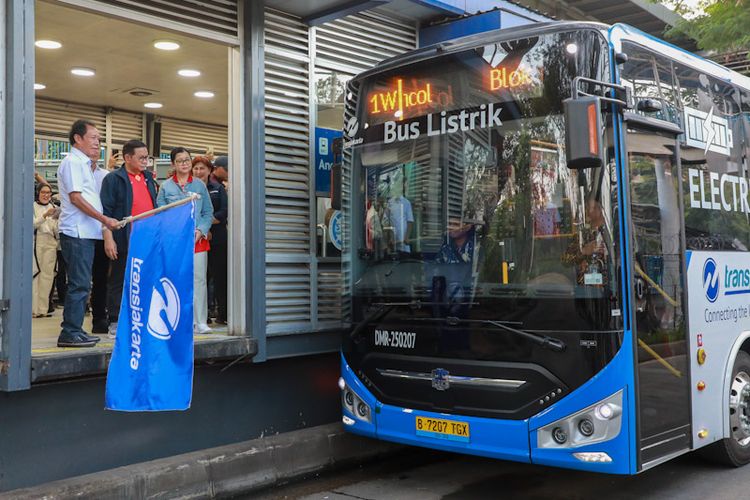 transjakarta, emisi, bus listrik, fosil, elektrifikasi, Net Zero, Tekan Emisi Transportasi Darat, Pemerintah Genjot Populasi Bus Listrik