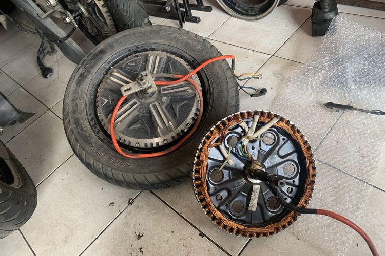 motor listrik, Motor listrik, banjir Jakarta, bengkel spesialis motor listrik, tips motor, motor listrik menerjang banjir, Motor Listrik Sering Lewat Banjir, Komponen Ini Perlu Diganti Berkala