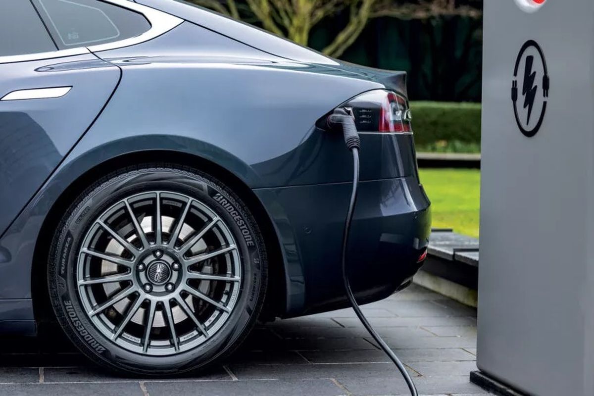 Apakah Ban Mobil Listrik Perlu Lebih Sering Dirotasi?