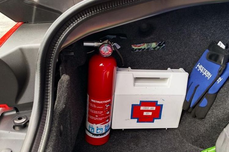 mobil terbakar, apar, Alat Pemadam Api Ringan, APAR, kebakaran mobil, Banyak Kasus Mobil Terbakar, Simak Ciri-ciri dan Langkah Penanganannya