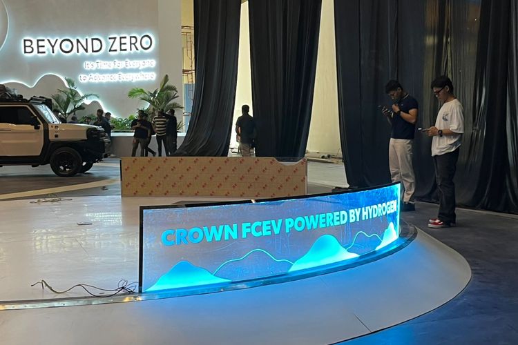 Crown FCEV, Toyota Crown FCEV, mobil hidrogen, Mobil Listrik Toyota, mobil baru toyota, Sedan Hidrogen Toyota Crown FCEV Siap Tampil di GIIAS 2025