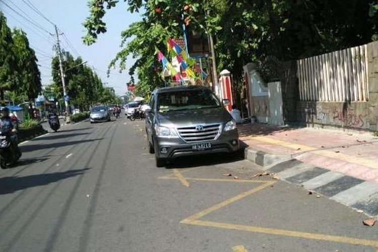 aturan lalu lintas, keselamatan lalu lintas, Marka Zig-Zag, larangan parkir, Arti Marka Garis Zig-zag Kuning yang Belum Diketahui Banyak Orang