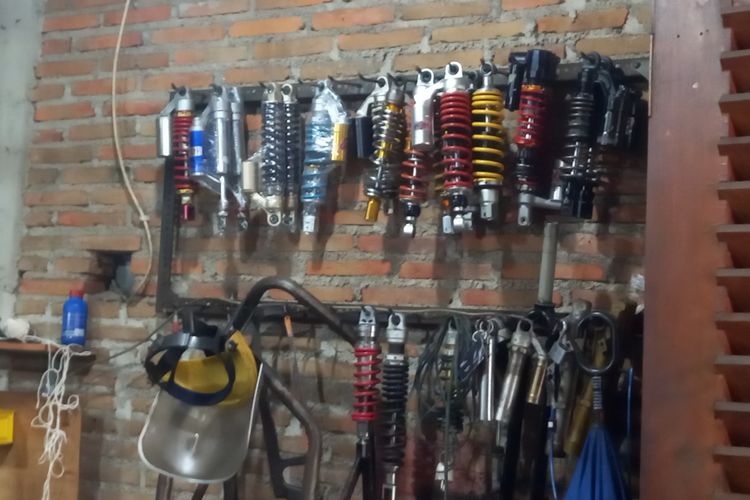 Shockbreaker, sepeda motor, Shockbreaker Motor, shockbreaker, Shockbreaker motor, Shockbreaker rusak, Kenali Ciri-ciri Sokbreker Sepeda Motor Mulai Rusak