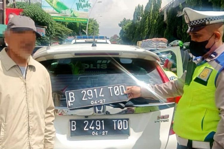 Operasi Patuh Jaya, supercar, Ferrari, Operasi Patuh, ferrari, operasi patuh jaya, mobil tanpa pelat nomor, Video Ferrari Ditegur Polisi karena Tak Pakai Pelat Nomor