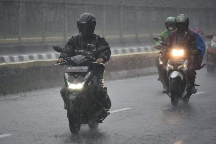 naik motor, dosa saat naik motor, kebiasaan buruk saat naik motor, 5 Dosa Pengendara Motor yang Sering Dianggap Biasa, Padahal Bahaya