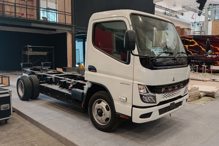 GIIAS 2025, Mitsubishi Fuso, Fighter X, truk, Mitsubishi fuso, Lihat Truk Baru Mitsubishi Fuso di GIIAS 2025, Fighter X FM65 Tractor