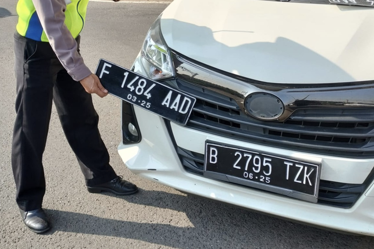 pelat nomor palsu, Operasi Patuh Jaya 2025, pelat palsu, TNKB, pelanggaran lalu lintas, Pelat Palsu, operasi patuh jaya 2025, Polda Metro Jaya Siap Tindak Tegas Pengguna Pelat Nomor Palsu