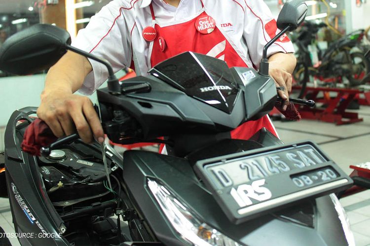 setang motor, motor, gas motor matik terlalu tinggi, Begini Cara Menyetel Jarak Main Throttle Gas Motor Pakai Kunci 10
