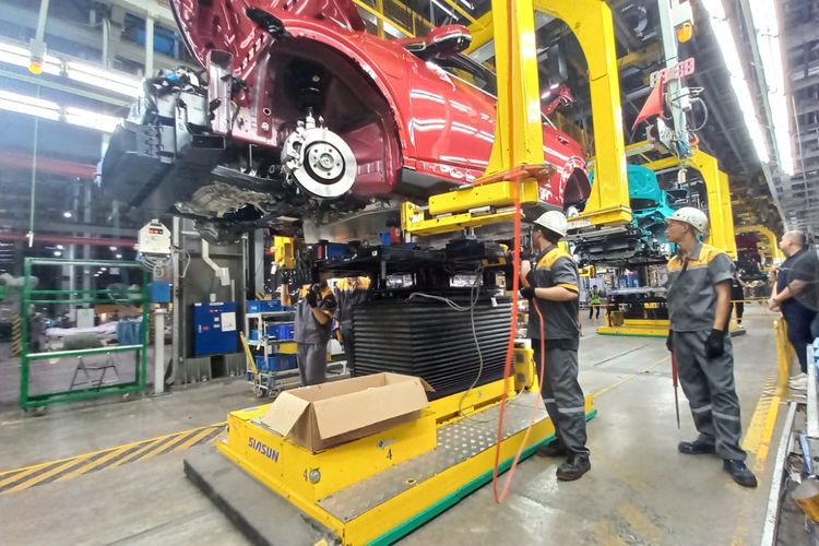 produksi lokal, Vinfast VF 3, mobil listrik, Kariyanto Hardjosoemarto, VinFast VF 3: Mobil Listrik Pertama yang Diproduksi di Subang