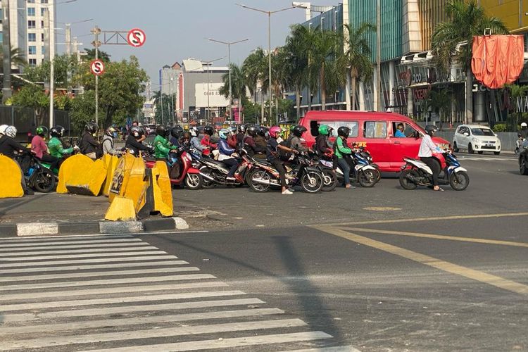 yellow box junction, Marka jalan, yellow box junction artinya, marka kotak kuning, fungsi marka kotak kuning, Apa Fungsi Marka Garis Kotak Kuning di Tengah Jalan?