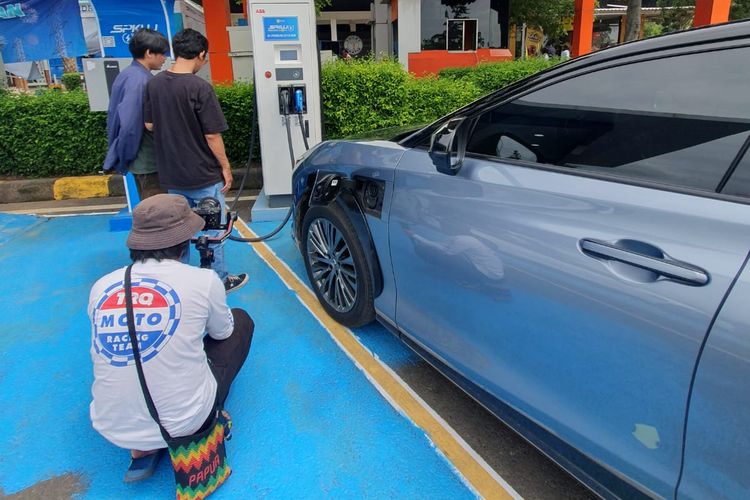 mobil listrik, perawatan baterai, harga jual kembali, edukasi konsumen, Faktor yang Mempengaruhi Harga Jual Kembali Mobil Listrik di Indonesia